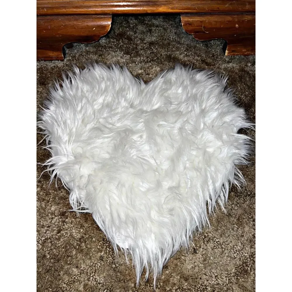 Pretty White Heart Shaped Red Bath Rug Valentine Love Mat Desk Decor Fur Soft
